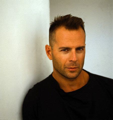 Bruce willis et demi moore à l'issue d'une représentation du fantôme de l'opéra, le 13 février 1988 à new york. Bruce Willis 90's | Bruce willis, Mens hairstyles, Good ...