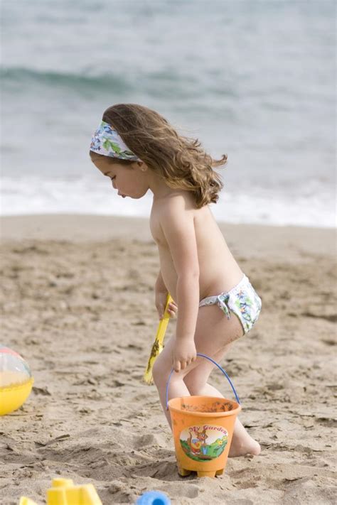 Culetín para niña modelo palmera de la marca mari cruz. Bañadores y complementos para niña con descuento ¡Aprovecha!