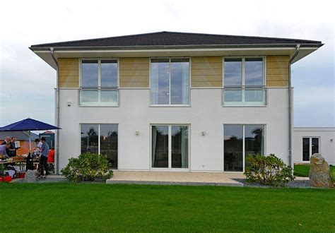 The company constructs townhomes, angle houses, bungalows, cottages, energy effeciency. Musterhaus Unger - Haacke Haus - www.immobilien-journal.de