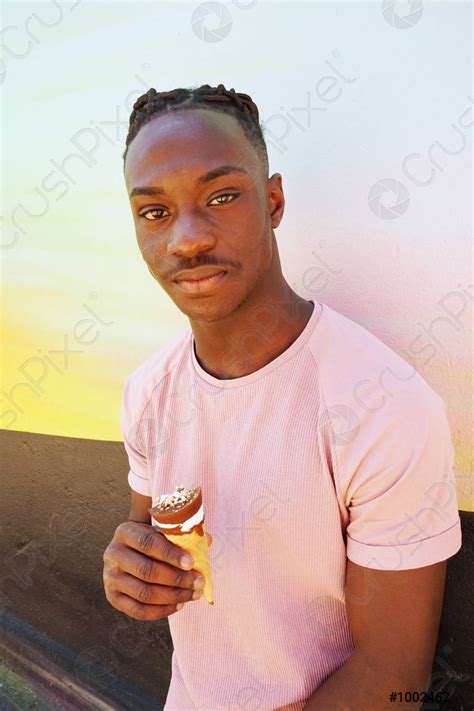 Junger Gutaussehender Schwarzer Mann Trägt Ein Pinkfarbenes T Shirt Foto Vorrätig Crushpixel