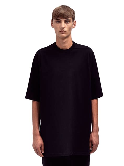 For beautifully tailored men's shirts, smart and comfortable loungewear and more, discover the spring/summer range at charles tyrwhitt. Rick Owens Mens Oversized Crew Neck T-Shirt in Black for ...