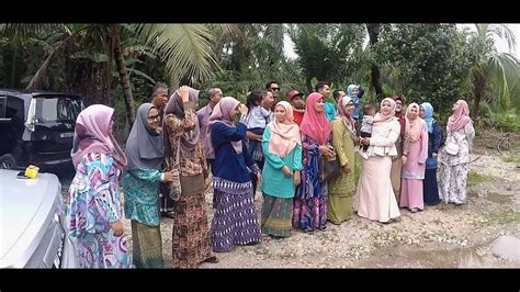 If you visit muslims' homes on hari raya puasa you can expect to taste a wide variety of delicious spicy dishes. Video Hari Raya 2019 - Keluarga Wak Mamat - HD - YouTube