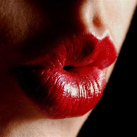 En mi corazon dueño de tus ojos yo quisiera probar el dulce sabor de tus labios rojos. Sensuales labios rojos / Nosotros