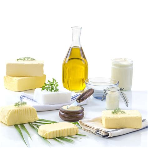 A ketogenic diet primarily consists of high fats, moderate proteins, and very low carbohydrates. Complete Guide to Fats & Oils on a Low-Carb Ketogenic Diet