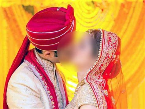 اس جوڑے کی شادی کی تصاویر سوشل میڈیا پر آنے کے بعد پاکستانی ان پر ٹوٹ پڑے لیکن پھر حقیقت سامنے آئی