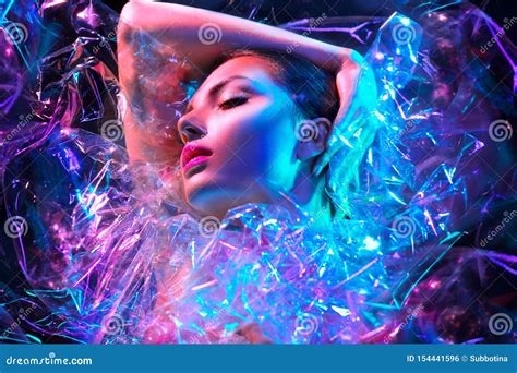 Donna Del Modello Di Moda Alle Luci Al Neon Luminose Variopinte Che