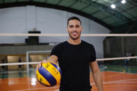 Especialista explica segredo por trás do sucesso digital de douglas souza. Atleta da seleção brasileira de vôlei João Rafael visita ...
