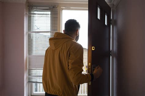 La Ley Lo Prohíbe La Policía Te Explica Qué Hacer Si Alguien Toca La Puerta De Tu Casa Y Te