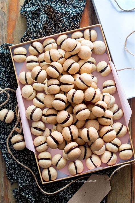 E le migliori nocciole del piemonte sono quelle di cortemilia in provincia di cuneo. Baci di dama: la Ricetta originale piemontese e Trucchi ...