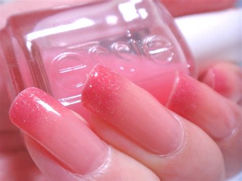 Essie 545 Pink Glove Service 薫るネイル
