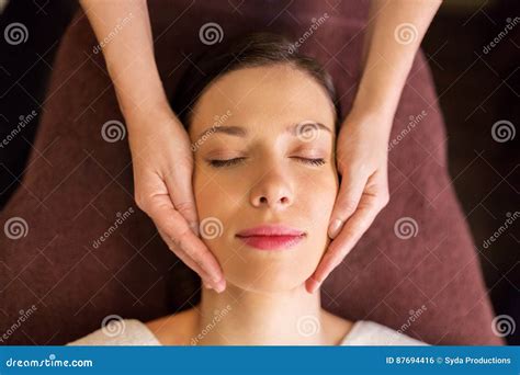 Donna Che Ha Massaggio Della Testa E Del Fronte Alla Stazione Termale Fotografia Stock