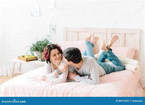 Paare In Der Liebe Auf Dem Bett Stockbild Bild Von Liebevoll Bett 88575357