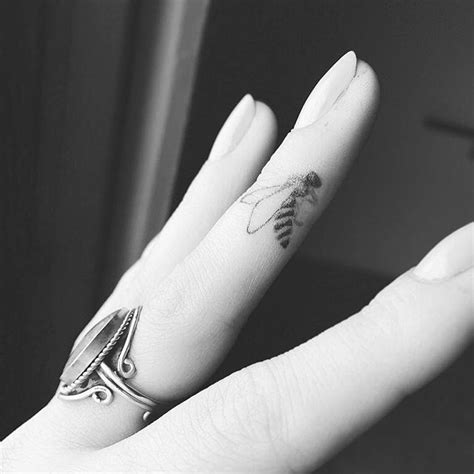 Finger Bee Sapphirexpressions Tattoo Am Finger Hand Poked Tattoo Poke Tattoo Knuckle Tattoos