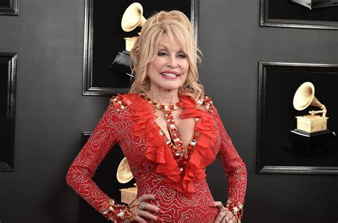 Dolly Parton To Release New Holiday Album A Holly Dolly Christmas The Bull Real
