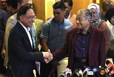 Mahathir repeatedly won the support of the malay majority but also gained a reputation as a builder under the malaysian constitution, the monarch — a mostly ceremonial and rotating role — is empowered to swear in new prime ministers. Malaysian Prime Minister Resigns, Breaks Up Ruling ...