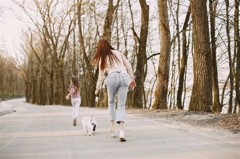 Madre Con Hija En Un Bosque De Primavera Con Perro Imagen De Archivo