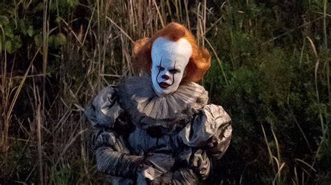 New Photos Show Bill Skarsg Rd As Pennywise On The Set Of It Chapter Teen Vogue