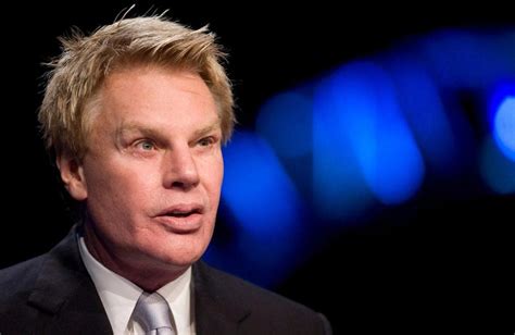 exresponsable de abercrombie and fitch es acusado de explotar a hombres por sexo según bbc