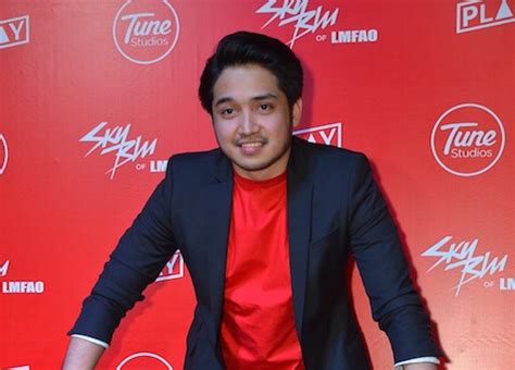Izara dan aishah mengenakan dua pakaian berwarna biru elektrik dan pic daripada koleksi intimité‬ ciptaan xema su, yang diinspirasikan daripada pakaian dalam dan waktu malam wanita. Hubungan Dengan Izara Aishah, Adib Khalid Beri Masa Tiga Tahun
