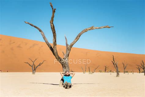Namibia Namib Desert Man Resting At Dead Tree In Deadvlei — Landscape
