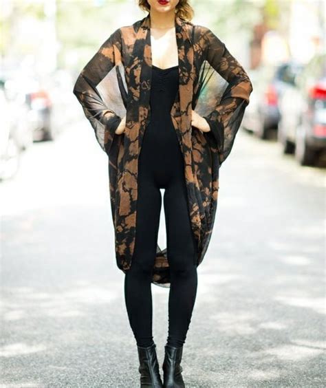 Tu sais tout du gilet pour femme maintenant, il ne te reste plus qu'à sauter le pas et faire ton choix parmi notre collection ! La veste kimono - de la tradition à la modernité