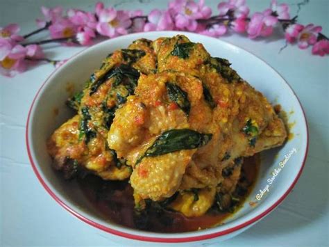 Seperti olahan ayam yang lainnya, bumbu ayam rica rica ini menggunakan bumbu rempah asli indonesia, seperti kunyit, jahe, merica maupun cabai. Resep Rica-Rica Ayam, Sensasi Seuhah-nya Gagalkan Diet - Resep Kekinian