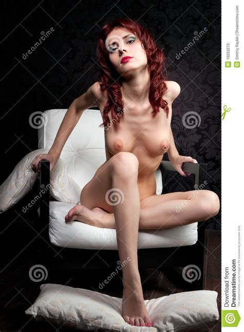 Naakte Vrouw Op De Leunstoel Stock Afbeelding Image Of Aantrekkingskracht Zwart
