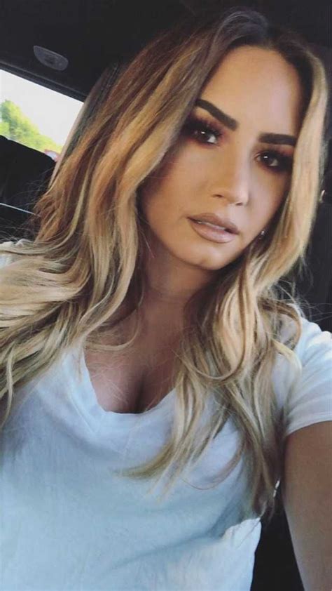 Demi lovato's short hair proves that abbreviated tresses can still be gorgeous and versatile. Close up | Demi lovato blonde hair, Medium bob hairstyles ...