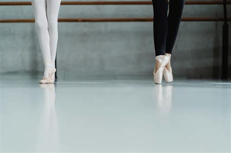 Bailarinas Anônimas Realizando Técnica De Pointe Em Estúdio · Foto