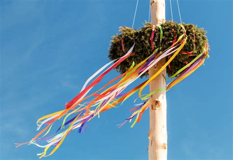 In some regions it is already put up on the eve of may the 1st. Unser Maibaum: Jahreszeitliche Rituale mit Kleinstkindern