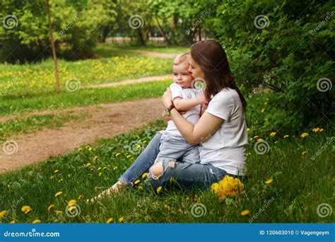 Семья Мама и сын в парке стоковое фото изображение насчитывающей