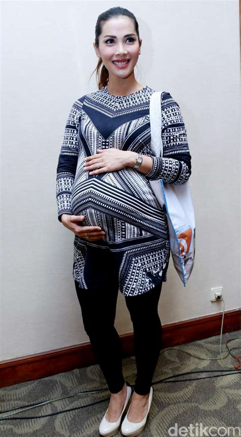 Gas yang menumpuk pada perut saat kehamilan dapat membuat ibu hamil merasa tidak nyaman dan sakit di bagian perut. Perut Hamil 9 Bulan Nadia Mulya