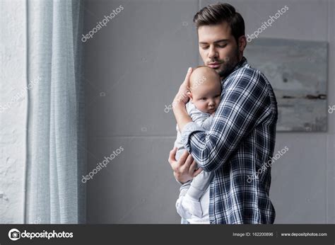 Padre Abrazando A Su Hijo Fotografía De Stock © Allaserebrina