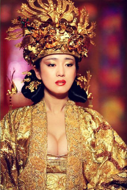 On th eve of the chong yang festival, golden flowers fill the imperial palace. Gong Li was exquisite in Curse Of The Golden Flower ...