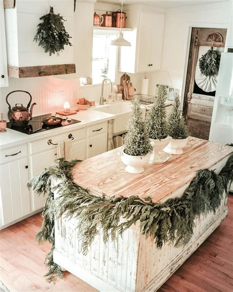 31 Popular Christmas Decor Ideas For Kitchen Island Hmdcrtn