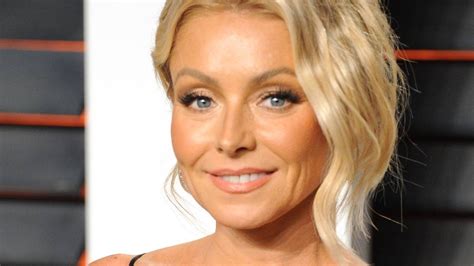 Kelly Ripa Showcases Incredibly Toned Abs In Tiny Crop Top In Jaw