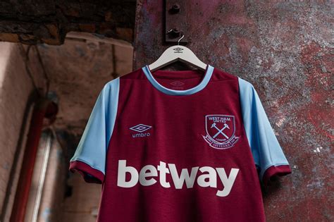 This was dropped in 1983 in favour of a simple crossed. West Ham United 125th Anniversary Home Kit 2020-21 | The ...