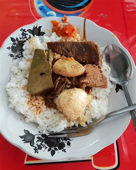 Tempat makan di bangkalan ini sudah begitu kondang, bahkan sekelas. Warung Amboina di Bangkalan, Tawarkan Nasi Petis Sejak 1960-an