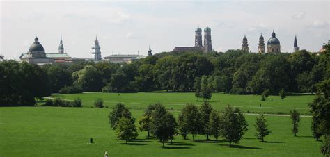 Südlich des schlosses wurde ab 1769 der englische garten angelegt, der zu den frühesten landschaftsgärten in deutschland gehört. Münchner Lebenswelt