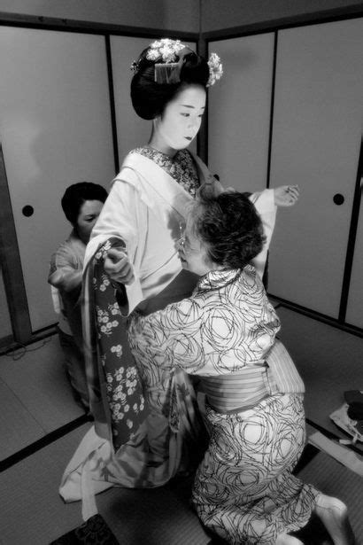 via ganref 着付け中 geiko san and maiko san kabuki costume japanese kimono geisha