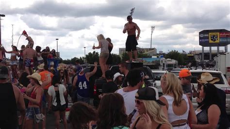 Parking Lot Party At Kenny Chesney Youtube