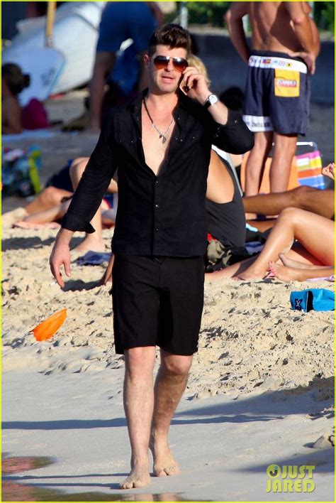 Photo Robin Thicke And Gf Pose With Fans On Beach 04 Photo 3540061