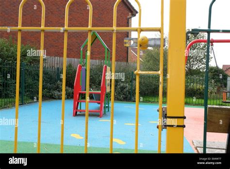 Zona De Juegos Infantil And Gate Tomado De Un Niños De 3 Años A Nivel De Los Ojos El 14 De