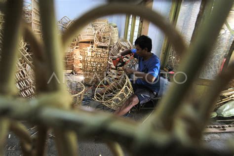 KESULITAN BAHAN BAKU ROTAN ANTARA Foto