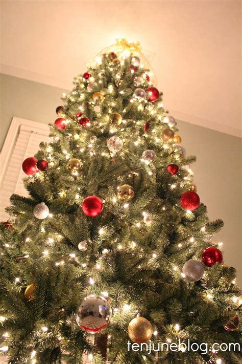 Turn your unwanted, outdated, or old gold and silver into much needed cash. Ten June: Red + Silver + Gold Christmas Tree