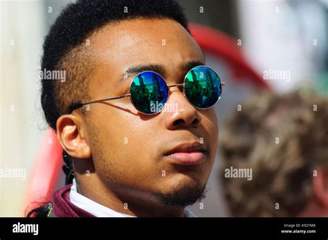 Male Performer Wearing Mirrored Sunglasses On The Royal Mile During The Edinburgh International