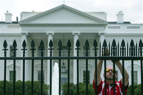 Secret Service Woman Arrested In White House Fence Jump Attempt Upi Com