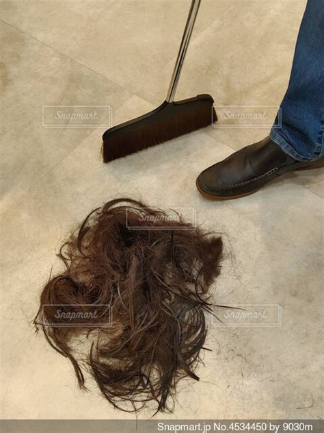 美容室の床に落ちた切った髪の毛の写真・画像素材[4534450] snapmart（スナップマート）