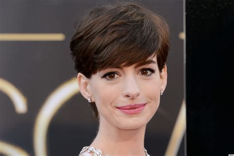 Anne Hathaway Nipples On The Oscars Red Carpet Are Super