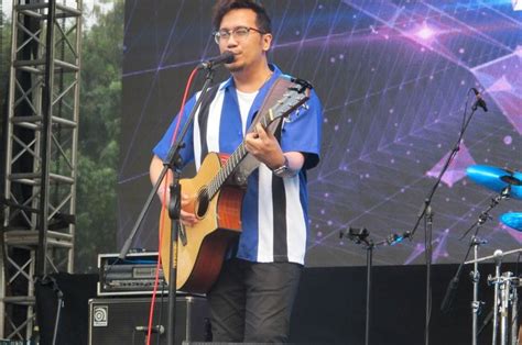 Lirik dan chord lagu tersiksa lagi. Chord dan Lirik 'Lebih Indah' - Adera, Dan Kau Hadir ...